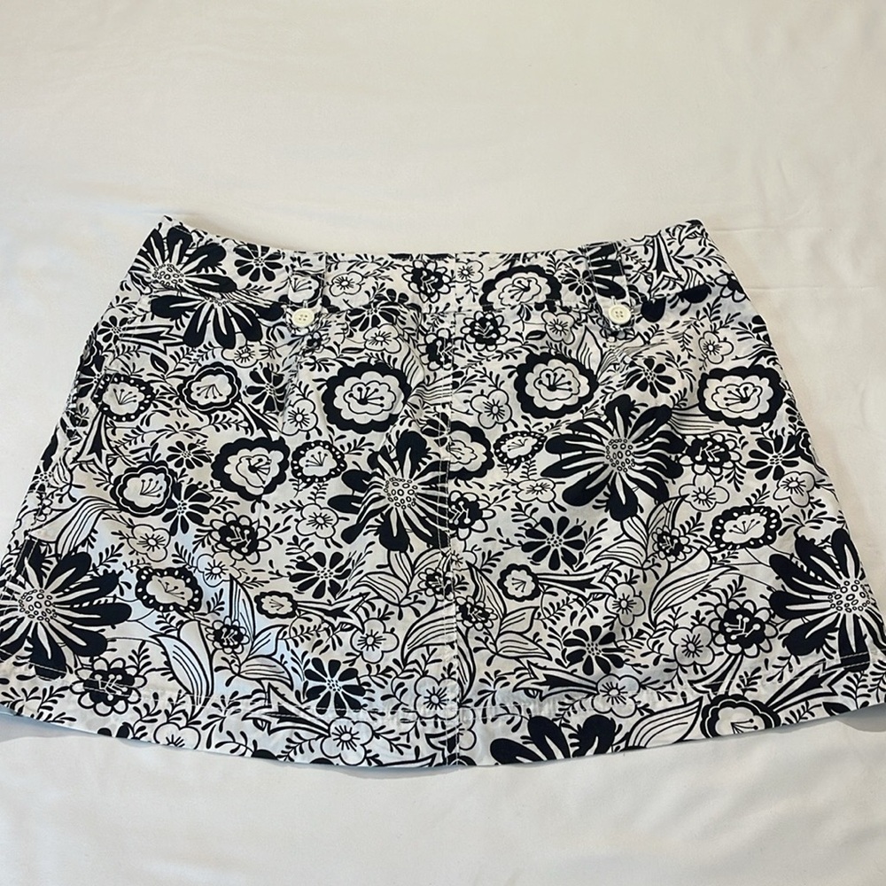 New York & Company Black and White Floral Skort with Button Front